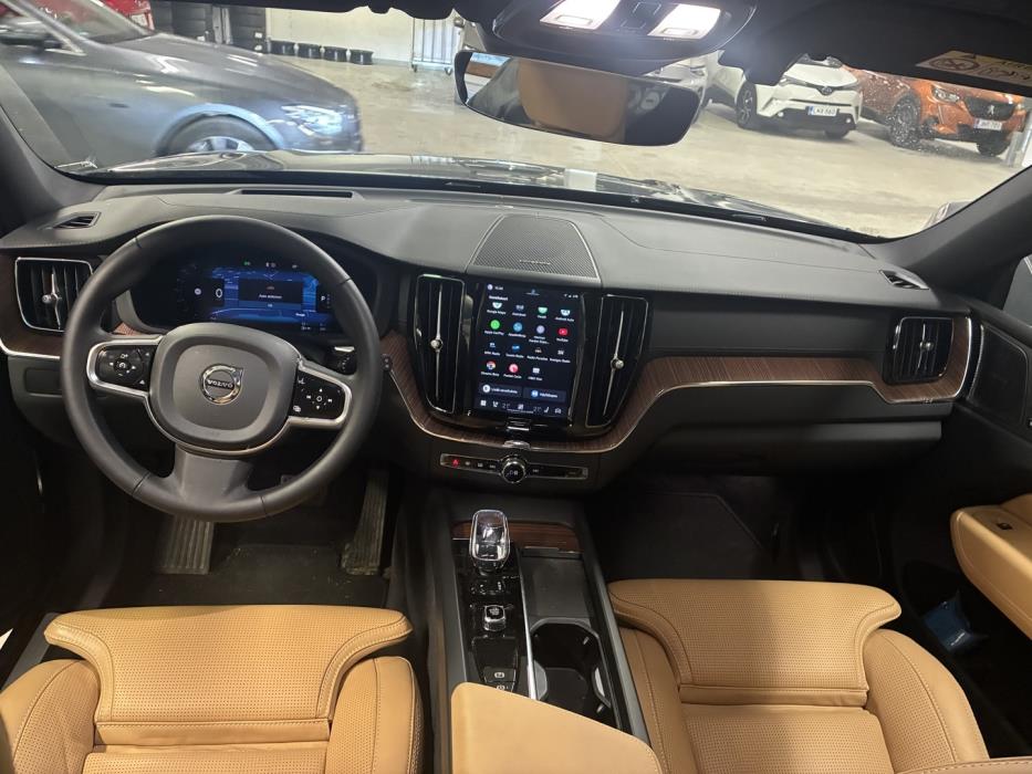 VOLVO XC60 2025