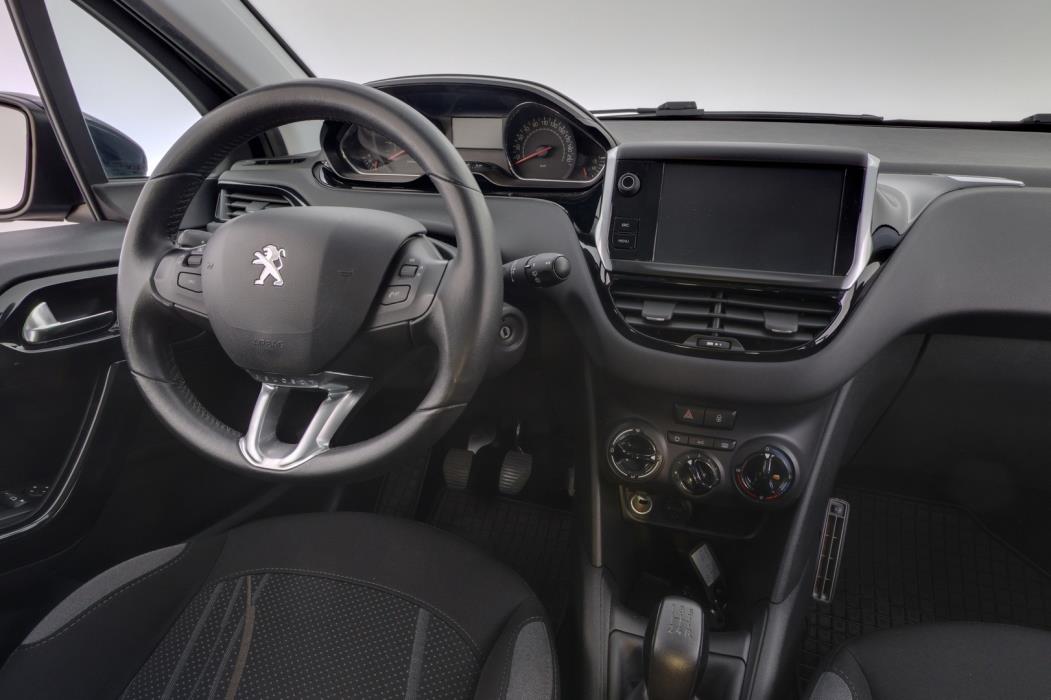 PEUGEOT 208 2015