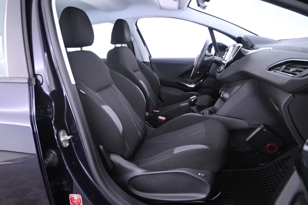 PEUGEOT 208 2015