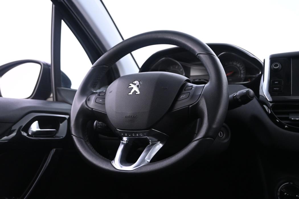 PEUGEOT 208 2015