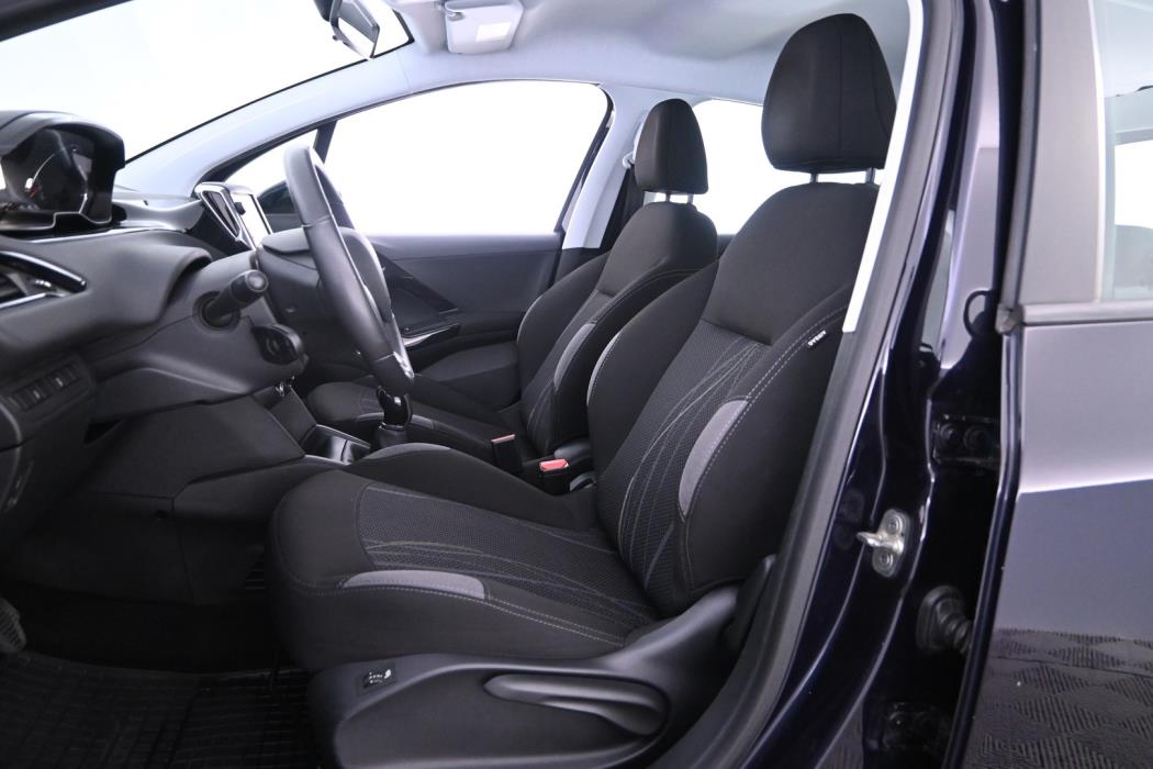 PEUGEOT 208 2015