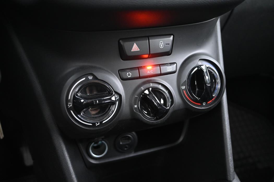 PEUGEOT 208 2015