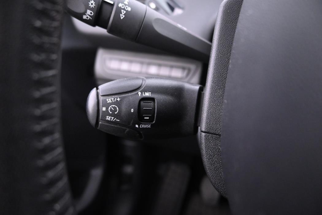 PEUGEOT 208 2015