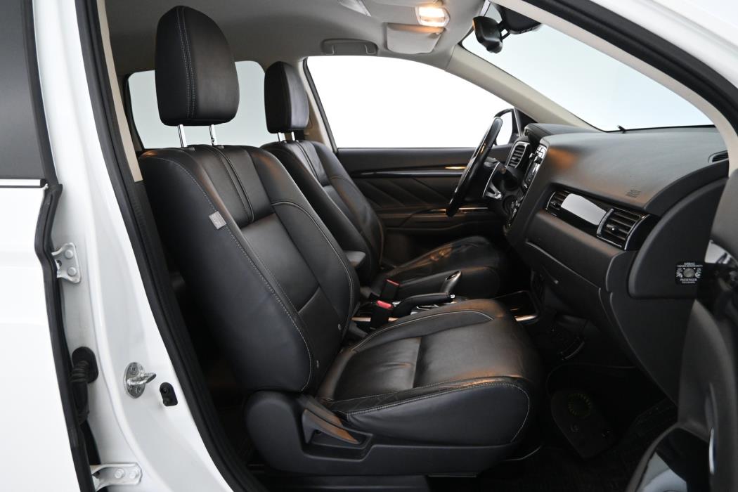 MITSUBISHI Outlander PHEV 2016