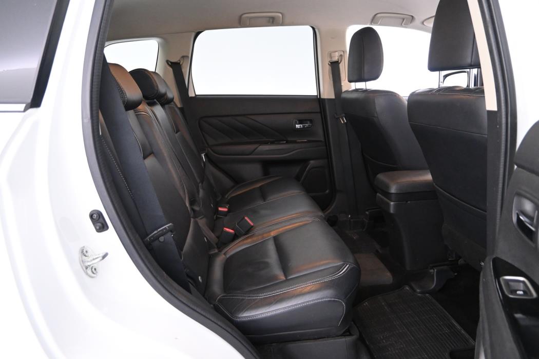 MITSUBISHI Outlander PHEV 2016