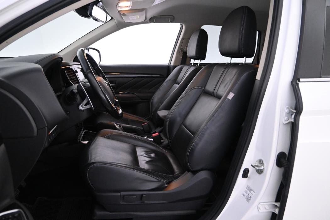 MITSUBISHI Outlander PHEV 2016