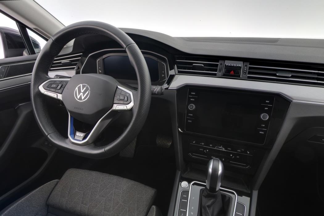 VOLKSWAGEN Passat 2023