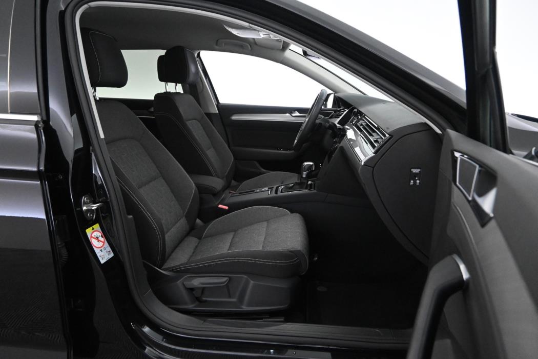 VOLKSWAGEN Passat 2023