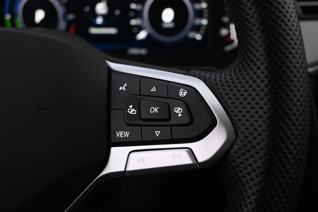 VOLKSWAGEN Passat 2023