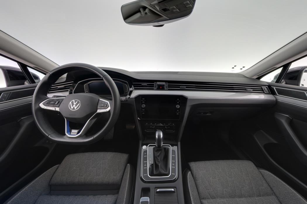 VOLKSWAGEN Passat 2023