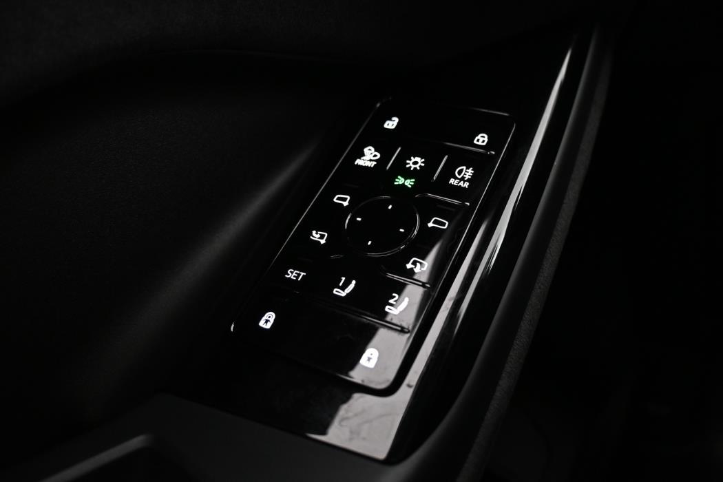 AUDI Q6 e-tron 2024