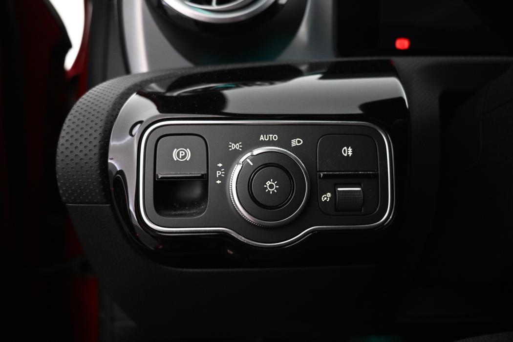MERCEDES-BENZ A 2023