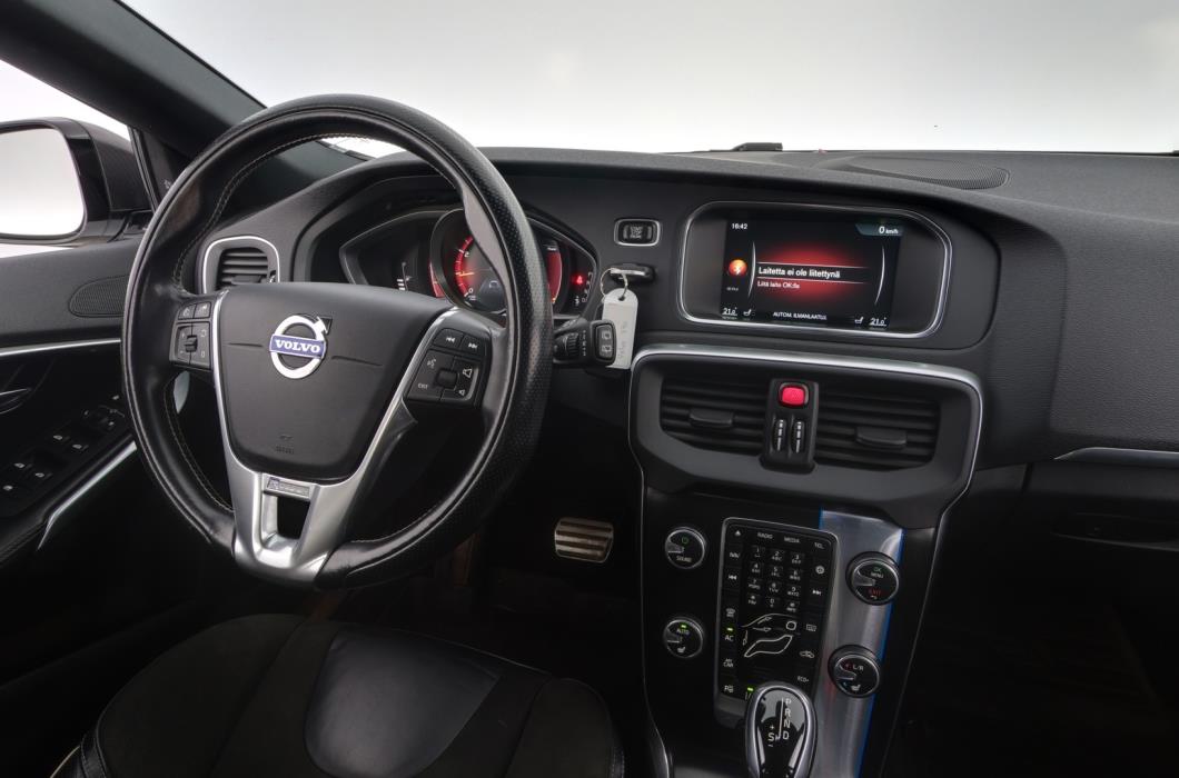 VOLVO V40 2016