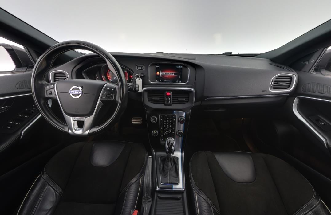 VOLVO V40 2016