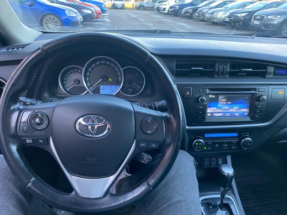 TOYOTA Auris 2015