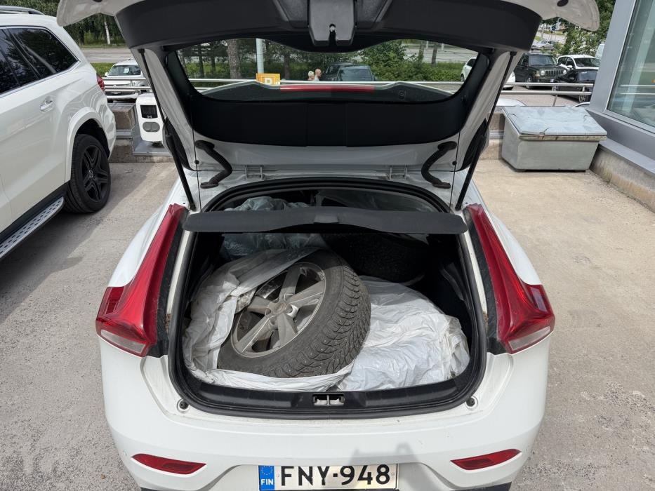 VOLVO V40 2019