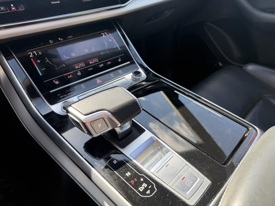 AUDI Q8 2021