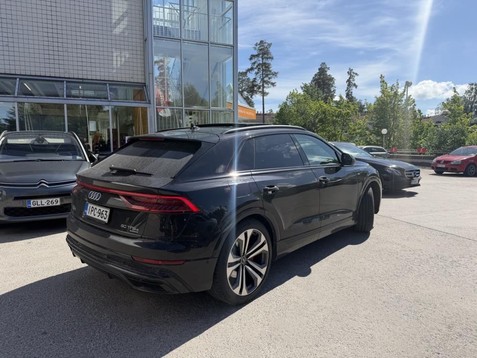 AUDI Q8 2021