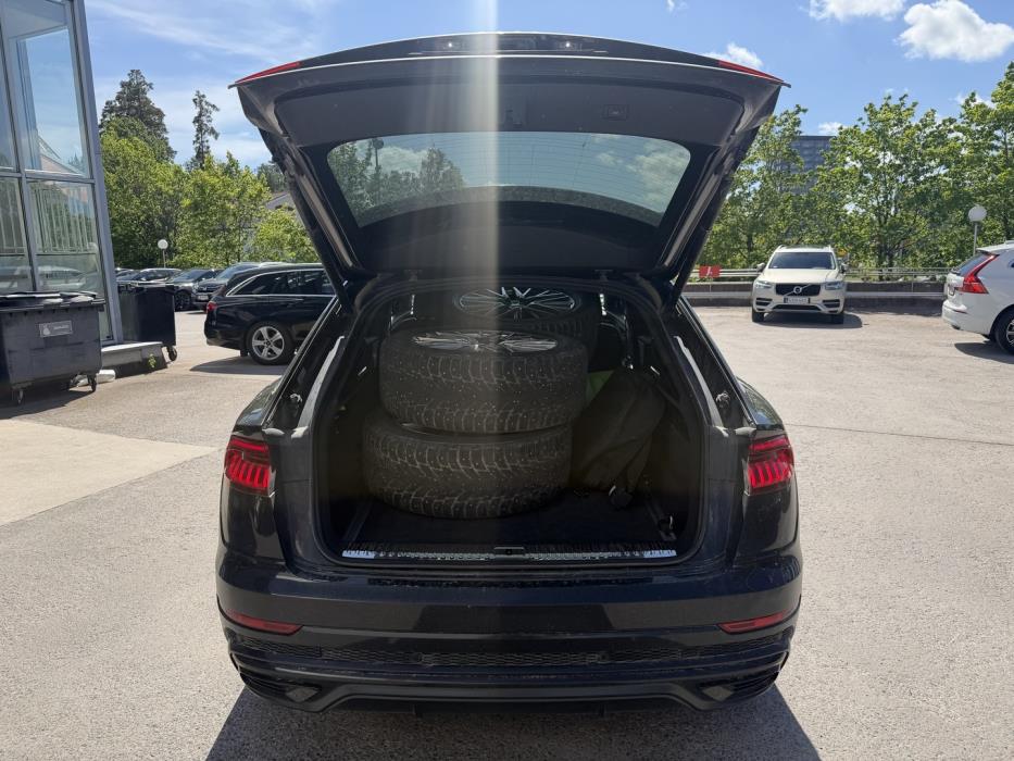 AUDI Q8 2021