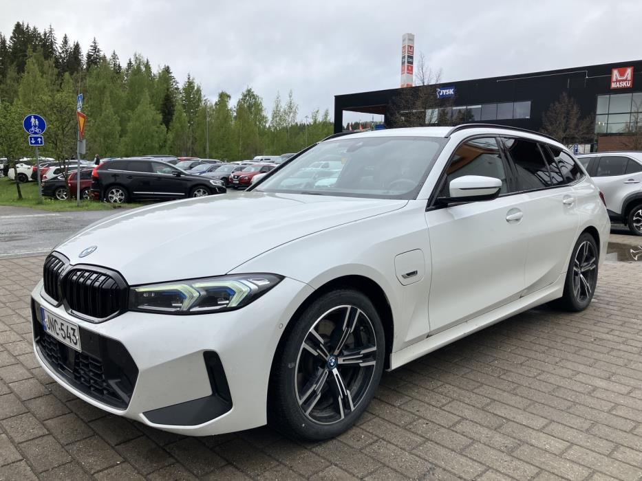 BMW 330 2023