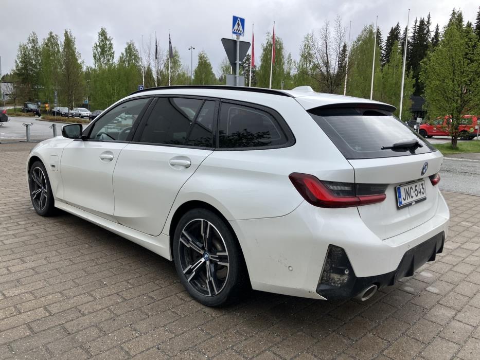 BMW 330 2023