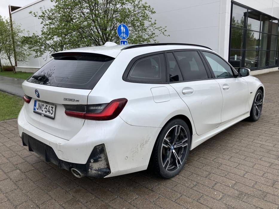 BMW 330 2023