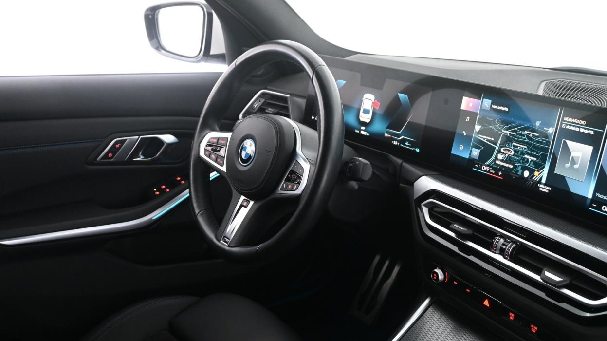 BMW 330 2023
