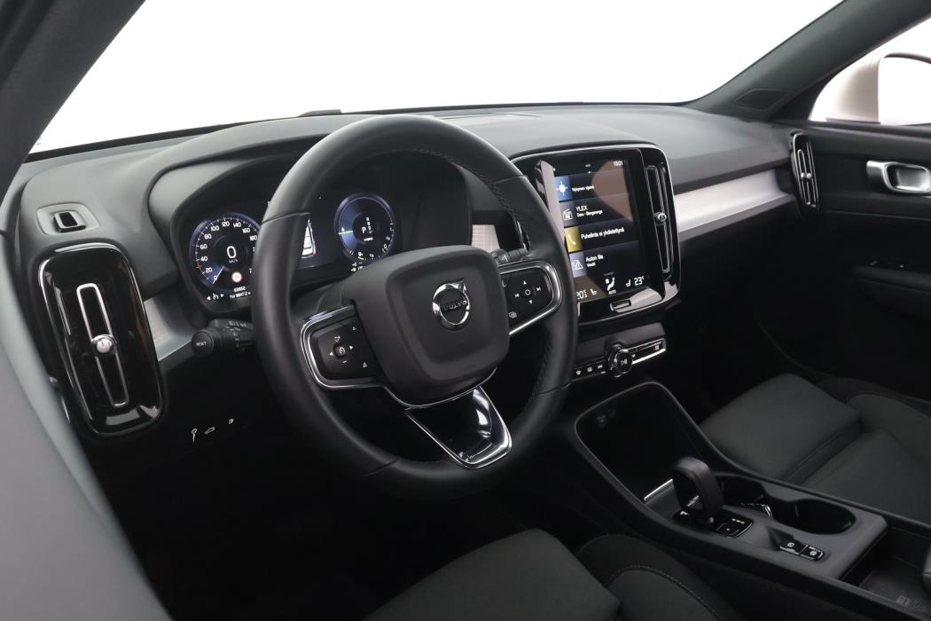 VOLVO XC40 2023