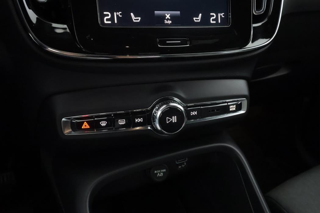 VOLVO XC40 2023