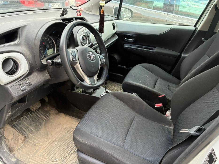 TOYOTA Yaris 2014