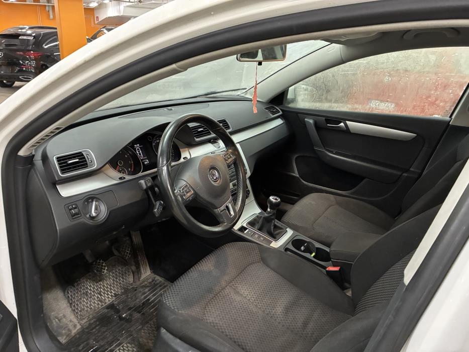 VOLKSWAGEN Passat 2011