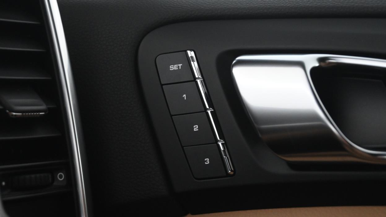 PORSCHE Cayenne 2015