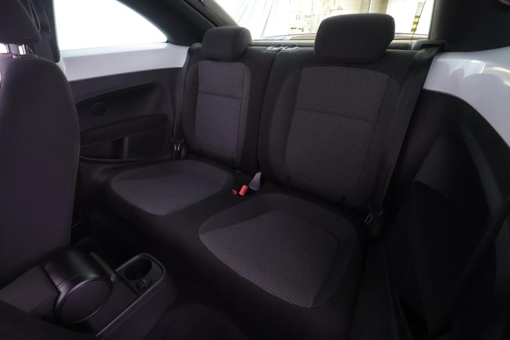 VOLKSWAGEN Beetle 2013