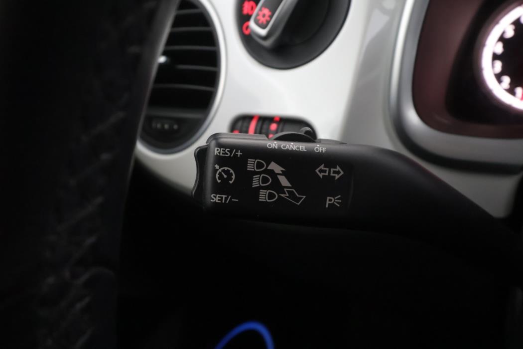 VOLKSWAGEN Beetle 2013