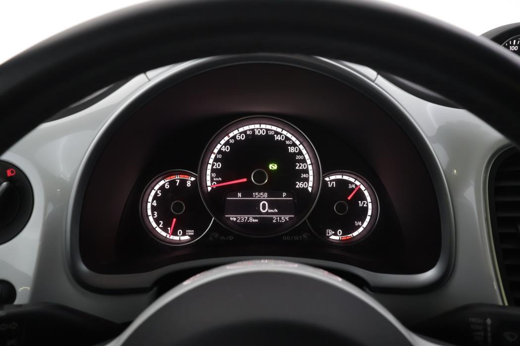 VOLKSWAGEN Beetle 2013