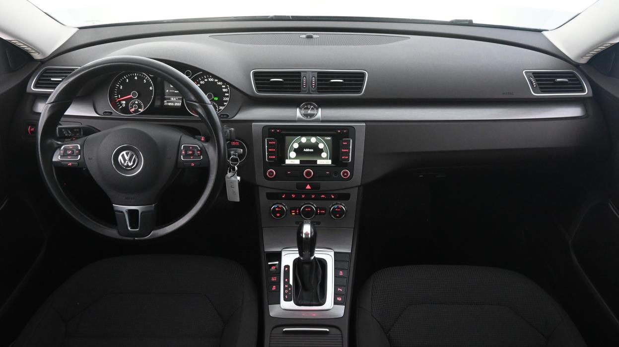 VOLKSWAGEN Passat 2012