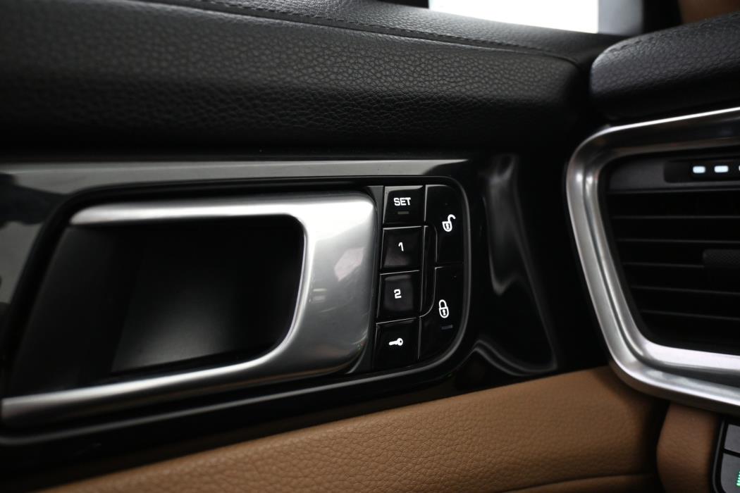 PORSCHE Panamera 2018