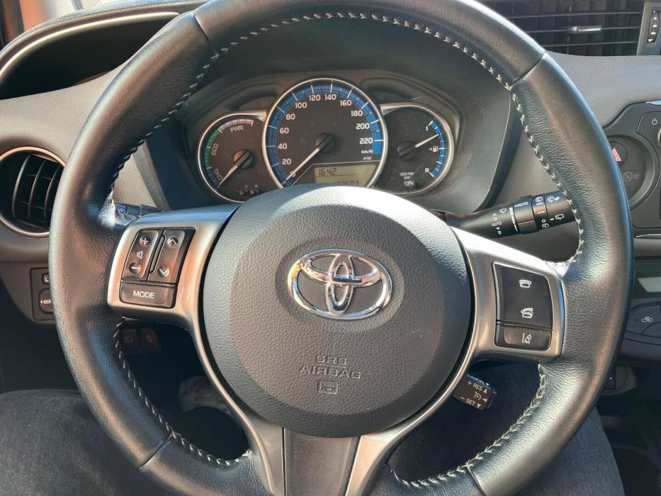 TOYOTA Yaris 2016