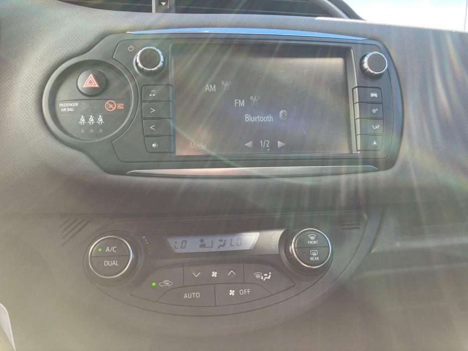 TOYOTA Yaris 2016