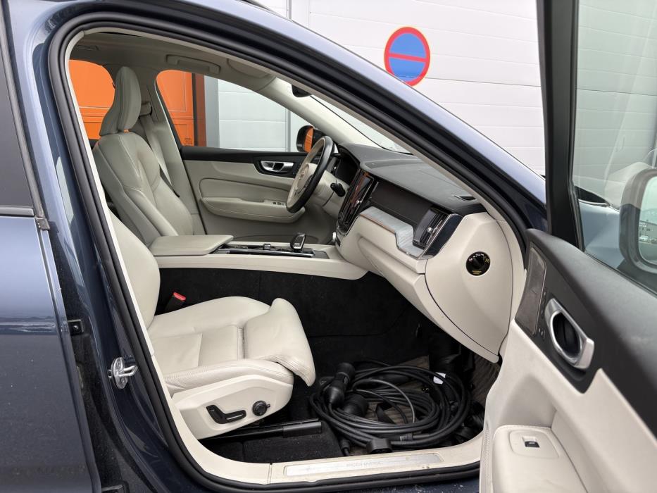 VOLVO XC60 2023