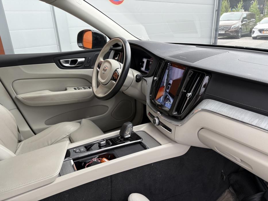 VOLVO XC60 2023
