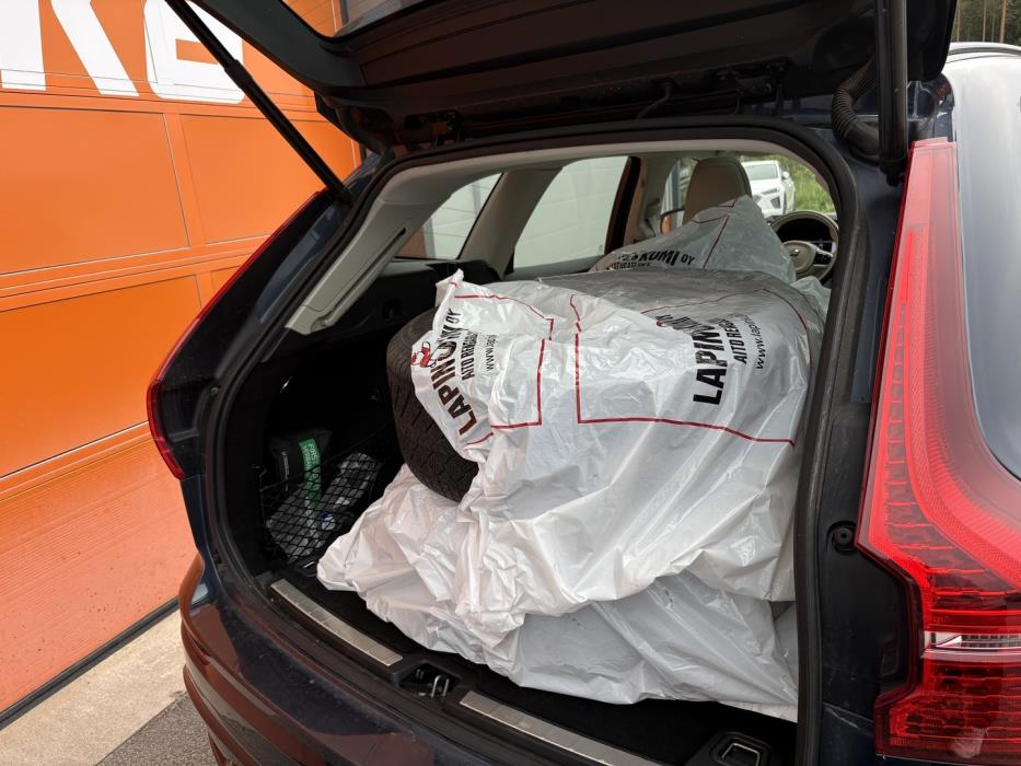 VOLVO XC60 2023