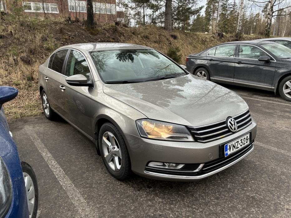 VOLKSWAGEN Passat 2012