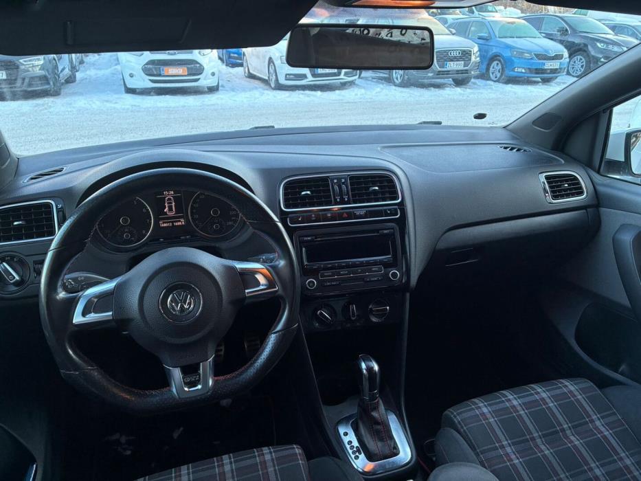 VOLKSWAGEN Polo 2012