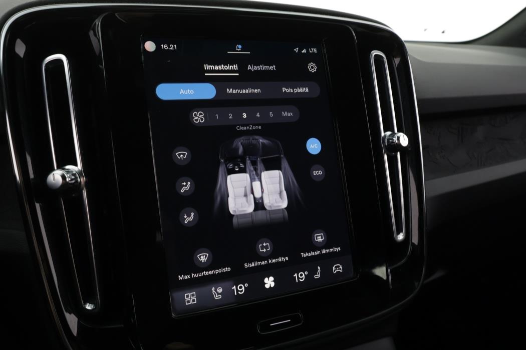 VOLVO XC40 2023
