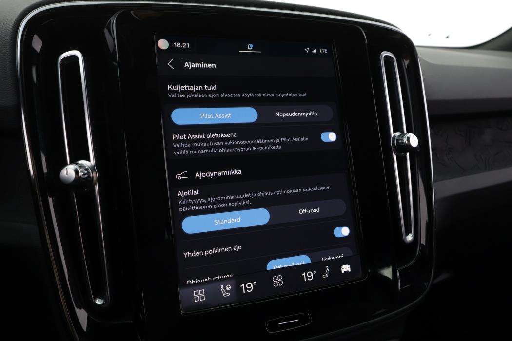 VOLVO XC40 2023
