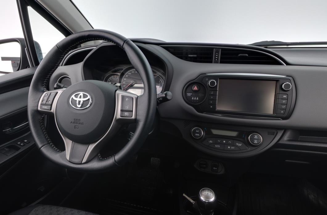 TOYOTA Yaris 2015