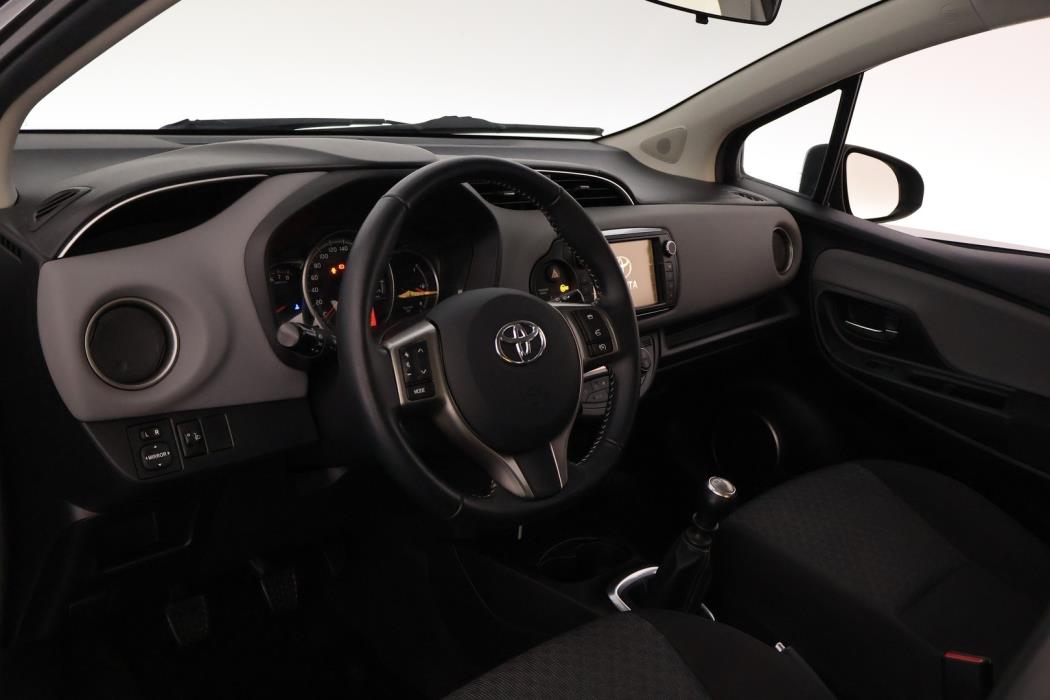 TOYOTA Yaris 2015