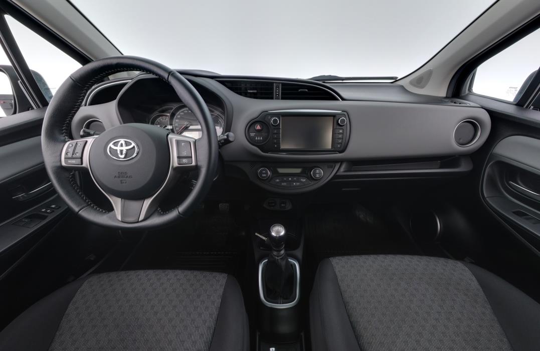 TOYOTA Yaris 2015