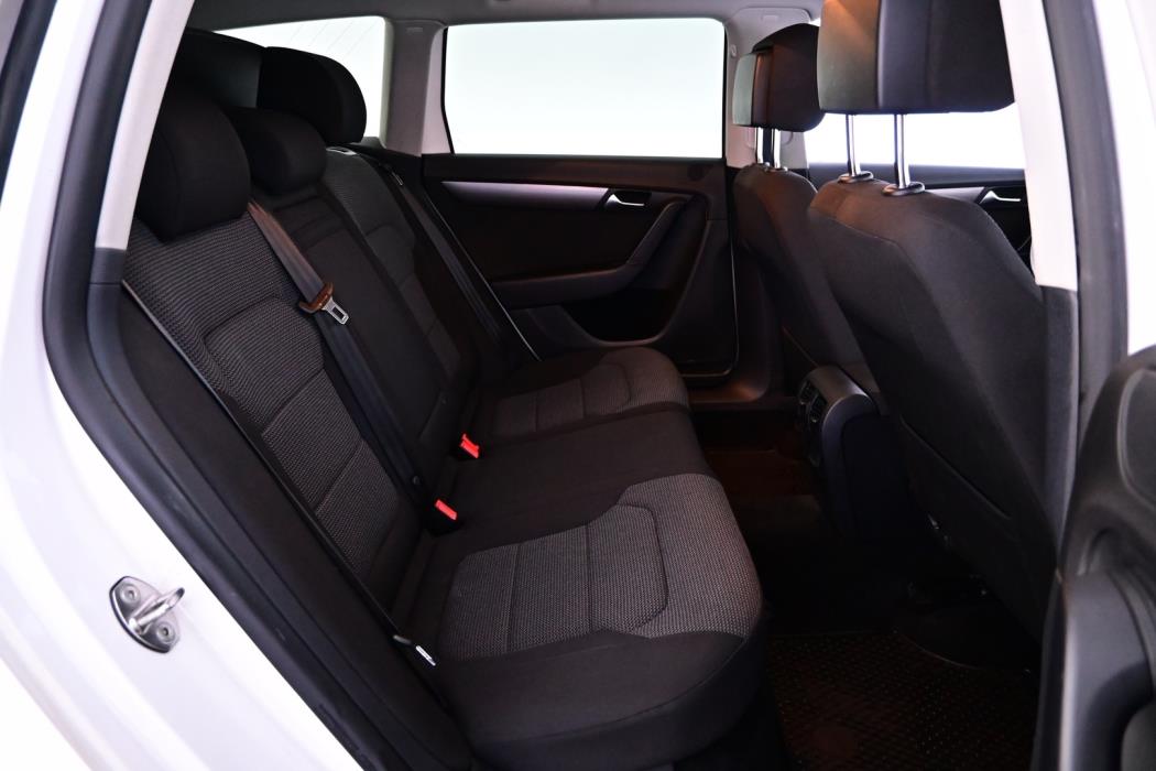 VOLKSWAGEN Passat 2011